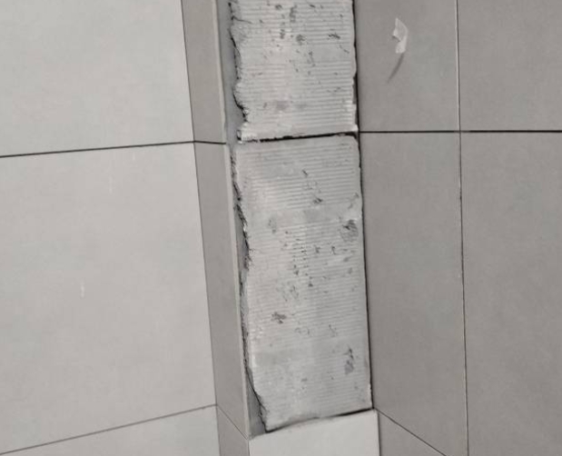 泰宁瓷砖空鼓维修公司分享下瓷砖施工前基层浇水润湿程度不足，可能导致以下问题